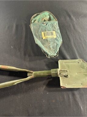 Folding Military-Style Entrenching Tool in Olive Green
